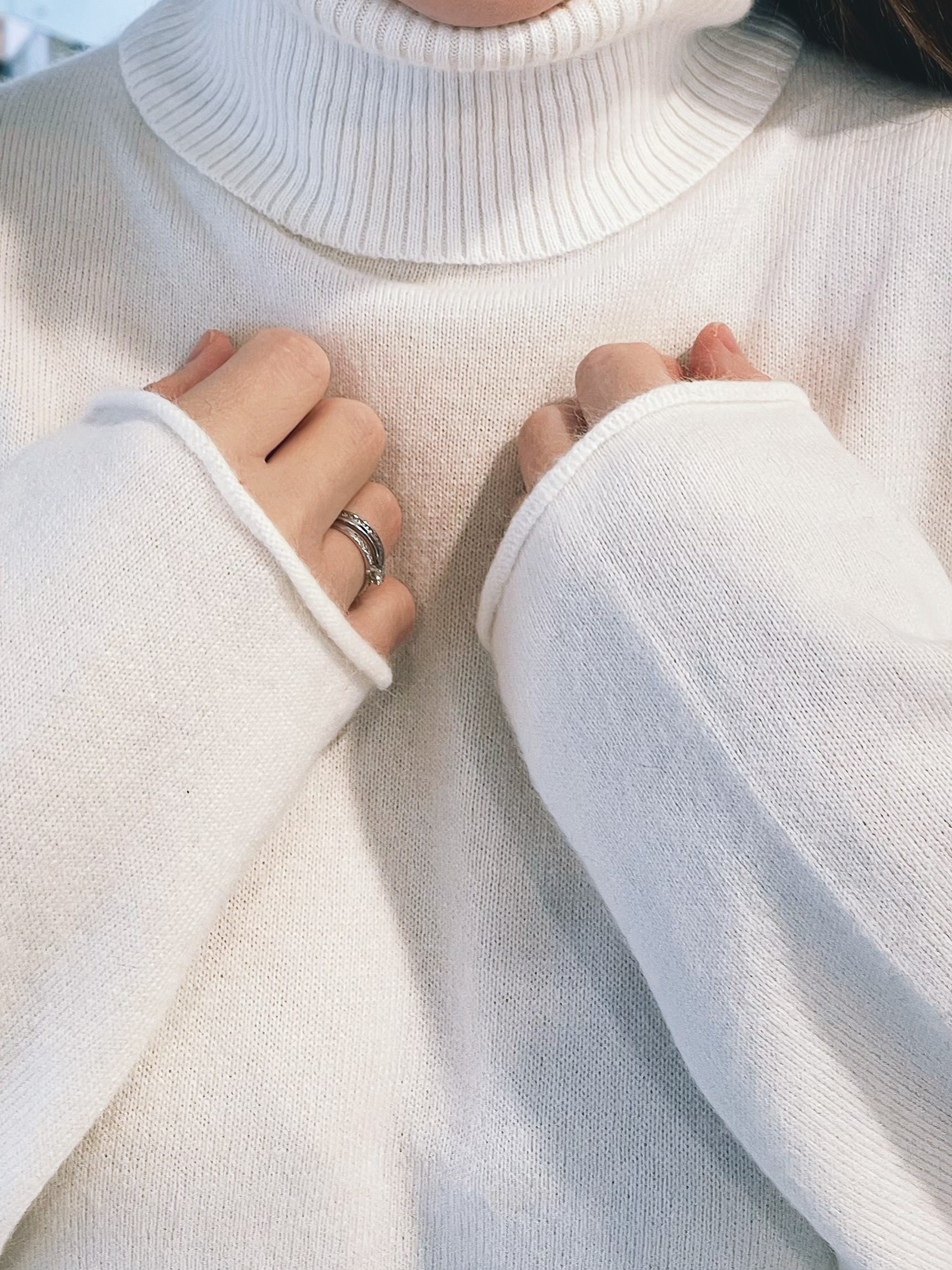 Платье кашемировое с высоким воротом  (белый)